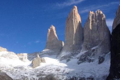 Excursión de un día completo a las montañas de Torres del Paine con caminata de dificultad avanzada