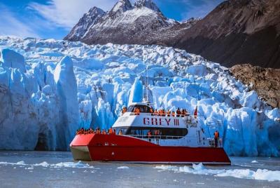 Circuito W con paseo en barco desde Punta Arenas