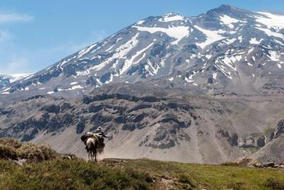 Caminata a la base del volcán y aguas termales Colina desde Santiago. Caminata a la base del volcán y aguas termales Colina desde Santiago.