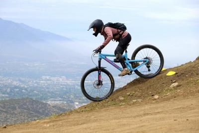 Lección de bicicleta de montaña (bicicleta + casco + recogida) Lección de bicicleta de montaña (bicicleta + casco + recogida)