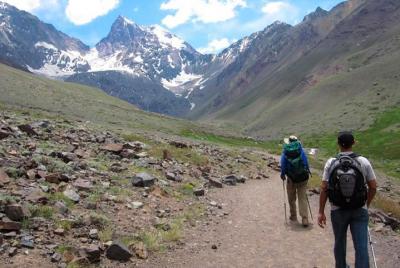 Caminata en los Andes - Excursión Privada de Medio Día al Santuario de la Naturaleza Yerba Loca
 Caminata en los Andes - Excursión Privada de Medio Día al Santuario de la Naturaleza Yerba Loca
