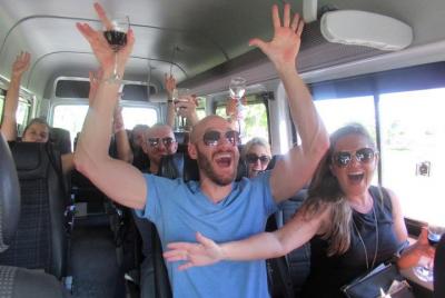 Pequeño autobús del vino en el valle del Maipo desde Santiago Pequeño autobús del vino en el valle del Maipo desde Santiago