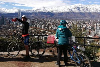 Tour privado en bicicleta: Cerro San Cristóbal y Santiago Moderno Tour privado en bicicleta: Cerro San Cristóbal y Santiago Moderno