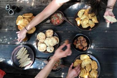 Una oportunidad única de participar en una clase de cocina mapuche en la naturaleza. Una oportunidad única de participar en una clase de cocina mapuche en la naturaleza.