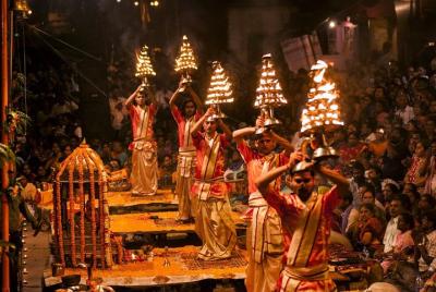 Tour nocturno a pie por Varanasi con Ganga Aarti