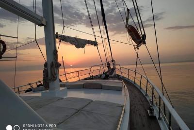 Crucero al atardecer por la costa sur con almuerzo, bebidas y traslado opcional