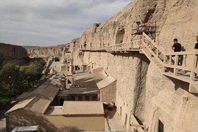 Excursión privada de un día a Dunhuang a las cuevas de Yulin, ruina de la ciudad de Suoyang, estatua del sol de la tierra Excursión privada de un día a Dunhuang a las cuevas de Yulin, ruina de la ciudad de Suoyang, estatua del sol de la tierra