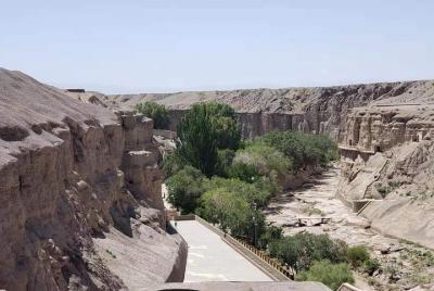 Excursión de un día a Dunhuang por las grutas de Yulin y las ruinas de Suoyangcheng Excursión de un día a Dunhuang por las grutas de Yulin y las ruinas de Suoyangcheng