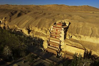 Excursión de 1 día a Dunhuang al lago Crescent, las grutas de Mogao y el mercado nocturno de Shazhou Excursión de 1 día a Dunhuang al lago Crescent, las grutas de Mogao y el mercado nocturno de Shazhou