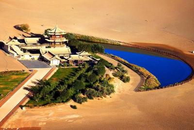 Excursión privada personalizada de 2 días a Dunhuang: grutas de Mogao, piscina Crescent Moon y más Excursión privada personalizada de 2 días a Dunhuang: grutas de Mogao, piscina Crescent Moon y más
