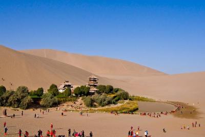 Viaje de 3 días por la ruta de la seda a Dunhuang, las cuevas de Mogao, el lago Crescent, el paso de Yumenguan Viaje de 3 días por la ruta de la seda a Dunhuang, las cuevas de Mogao, el lago Crescent, el paso de Yumenguan