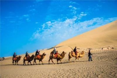 Excursión privada de un día a las grutas de Dunhuang y la duna de arena Mingsha y el lago de la luna creciente Excursión privada de un día a las grutas de Dunhuang y la duna de arena Mingsha y el lago de la luna creciente