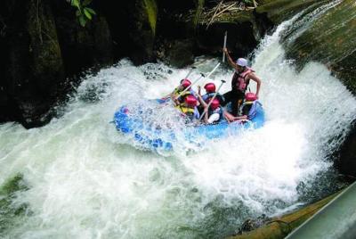 Aventura de rafting en el río Melangit