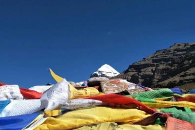 Entrenador compartido Kailash Everest Tour y guía local tibetana Entrenador compartido Kailash Everest Tour y guía local tibetana