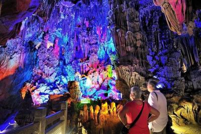 Excursión de un día a Pravite Guilin: Fubo Hill, Reed Flute Cave, Elephant Hill, Seven Star Park Excursión de un día a Pravite Guilin: Fubo Hill, Reed Flute Cave, Elephant Hill, Seven Star Park