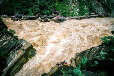 Excursión privada de un día a Lijiang: primera curva del río Yangtze y desfiladero superior del tigre Excursión privada de un día a Lijiang: primera curva del río Yangtze y desfiladero superior del tigre