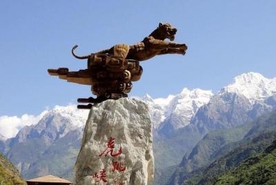 Excursión privada de un día al monasterio del Lamaísmo Zhiyun del desfiladero del tigre desde Lijiang Excursión privada de un día al monasterio del Lamaísmo Zhiyun del desfiladero del tigre desde Lijiang