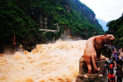 Excursión privada de un día a la primera curva del río Yangtze, ciudad antigua de Shigu, desfiladero del tigre desde Lijiang Excursión privada de un día a la primera curva del río Yangtze, ciudad antigua de Shigu, desfiladero del tigre desde Lijiang