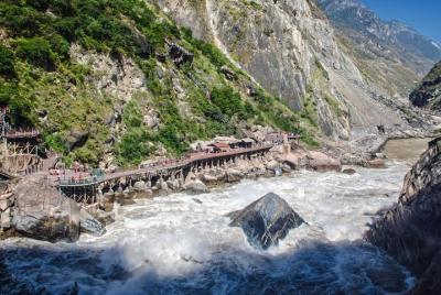 Recogida en la estación de tren de Lijiang y recorrido privado por la garganta del tigre Recogida en la estación de tren de Lijiang y recorrido privado por la garganta del tigre