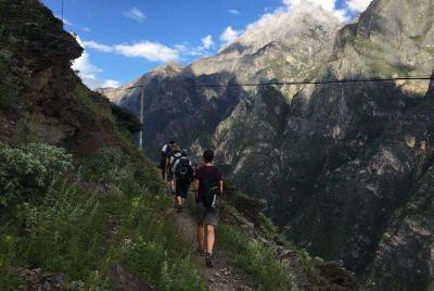 Excursión de senderismo de 2 días por Tiger Leaping Gorge desde Lijiang Excursión de senderismo de 2 días por Tiger Leaping Gorge desde Lijiang