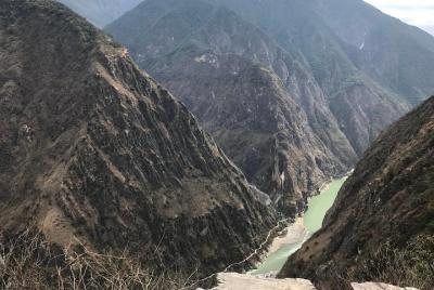 Excursión de senderismo de 2 días Lijiang Tiger Leaping Gorge y regreso al área de Shangri-La Excursión de senderismo de 2 días Lijiang Tiger Leaping Gorge y regreso al área de Shangri-La