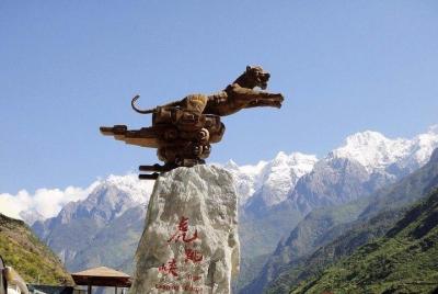 Excursión privada de 3 días a Lijiang: pueblos antiguos, montaña nevada, desfiladero del tigre y espectáculo Excursión privada de 3 días a Lijiang: pueblos antiguos, montaña nevada, desfiladero del tigre y espectáculo