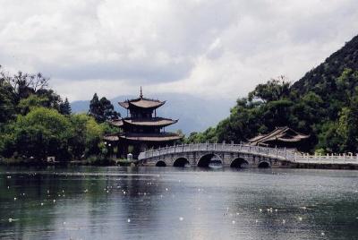 Tour privado: 4 días Lijiang y Tiger Leaping Gorge en Yunnan Tour privado: 4 días Lijiang y Tiger Leaping Gorge en Yunnan