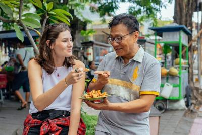 Las 10 degustaciones de Bali con lugareños: tour privado de comida callejera Las 10 degustaciones de Bali con lugareños: tour privado de comida callejera
