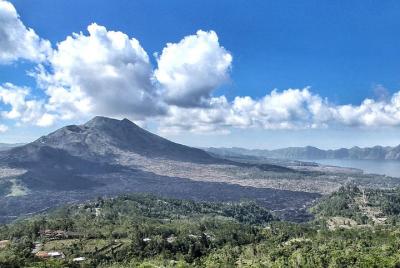 Alquiler de coches de día completo en Bali: tour por el volcán Ubud y Kintamani Alquiler de coches de día completo en Bali: tour por el volcán Ubud y Kintamani