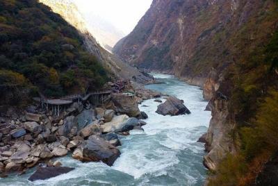 Excursión de 2 días a Lijiang Tiger Leaping Gorge Hiking y regres Excursión de 2 días a Lijiang Tiger Leaping Gorge Hiking y regres