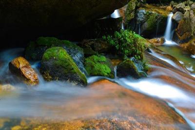 verano caliente agua caída y agua de manantial río goma barco aventura a la deriva.