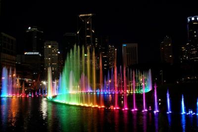 KLCC Lago de la Sinfonía y el tour del río de la vida