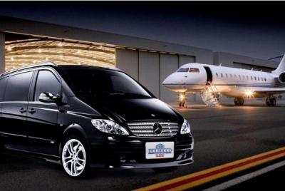 Traslado privado con guía: hotel al aeropuerto internacional de X