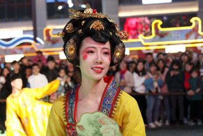 Xian Night Food & Leisure Tour: Hot Pot & Big Wild Goose Pagoda Square Xian Night Food & Leisure Tour: Hot Pot & Big Wild Goose Pagoda Square