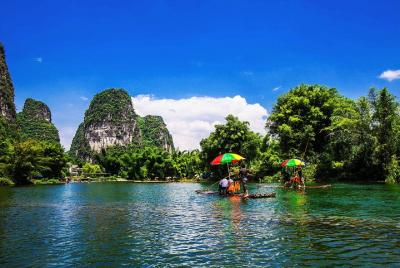 Excursión de un día a Yangshuo: Big Banyan Tree, Moon Hill, West Street, Bamboo Raft Tour Excursión de un día a Yangshuo: Big Banyan Tree, Moon Hill, West Street, Bamboo Raft Tour