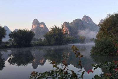 Tour privado de medio día en bicicleta y balsa de bambú en Yangshuo Tour privado de medio día en bicicleta y balsa de bambú en Yangshuo
