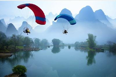 Experiencia de parasailing en Yangshuo desde el hotel de Yangshuo Experiencia de parasailing en Yangshuo desde el hotel de Yangshuo
