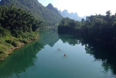 Actividad de kayak en el parque Yangshuo, China Actividad de kayak en el parque Yangshuo, China