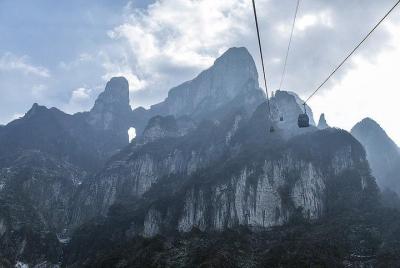 1 Excursión de un día al "cielo": montaña Tianmen + caminata por el cielo de cristal 1 Excursión de un día al