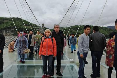Excursión privada de un día al Gran Cañón Zhangjiajie con puente de cristal y lago Baofeng Excursión privada de un día al Gran Cañón Zhangjiajie con puente de cristal y lago Baofeng