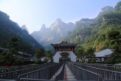 Excursión privada de un día a Zhangjiajie al puente de cristal del Gran Cañón y al lago Baofeng Excursión privada de un día a Zhangjiajie al puente de cristal del Gran Cañón y al lago Baofeng