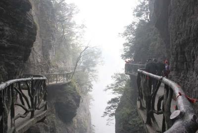 Tour de un día por Tianmen Mountian y el puente de cristal más largo del mundo Tour de un día por Tianmen Mountian y el puente de cristal más largo del mundo