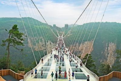 Excursión de día completo al puente de cristal del Gran Cañón de Zhangjiajie con recogida y almuerzo Excursión de día completo al puente de cristal del Gran Cañón de Zhangjiajie con recogida y almuerzo