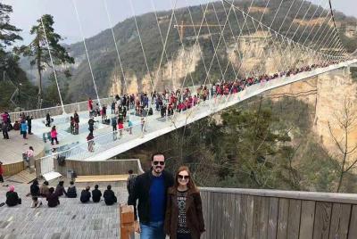 Excursión de un día a Zhangjiajie del Gran Cañón, el Puente de Cristal, el Lago Baofeng Excursión de un día a Zhangjiajie del Gran Cañón, el Puente de Cristal, el Lago Baofeng
