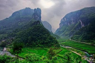 Excursión privada de 2 días al casco antiguo de Fenghuang y al pueblo de Dehang Miao con alojamiento Excursión privada de 2 días al casco antiguo de Fenghuang y al pueblo de Dehang Miao con alojamiento