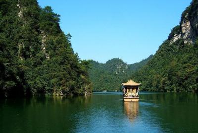 Excursión de un día a Zhangjiajie: Gran Cañón, Puente de cristal, Caverna del Dragón Amarillo, Lago Baofeng Excursión de un día a Zhangjiajie: Gran Cañón, Puente de cristal, Caverna del Dragón Amarillo, Lago Baofeng