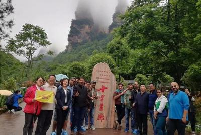 Zhangjiajie privado de 2 días destaca el puente de vidrio, la cueva de montaña Tianmen de Avatar Zhangjiajie privado de 2 días destaca el puente de vidrio, la cueva de montaña Tianmen de Avatar