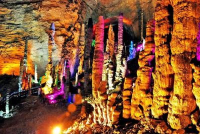 Tour de 4 días por el descubrimiento de Zhangjiajie con la Cueva del Dragón Amarillo y el Lago Baofeng Tour de 4 días por el descubrimiento de Zhangjiajie con la Cueva del Dragón Amarillo y el Lago Baofeng