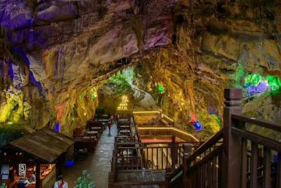 Viaje en grupo: Zhangjiajie Grand Canyon & Glass Bridge & Cave Restaurant Almuerzo Viaje en grupo: Zhangjiajie Grand Canyon & Glass Bridge & Cave Restaurant Almuerzo