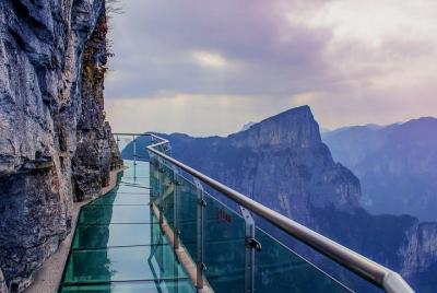 Excursión privada de un día: descubrimiento de la montaña Tianmen y del parque de aduanas popular de Tujia Excursión privada de un día: descubrimiento de la montaña Tianmen y del parque de aduanas popular de Tujia